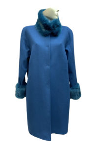 Синьо вълнено палто